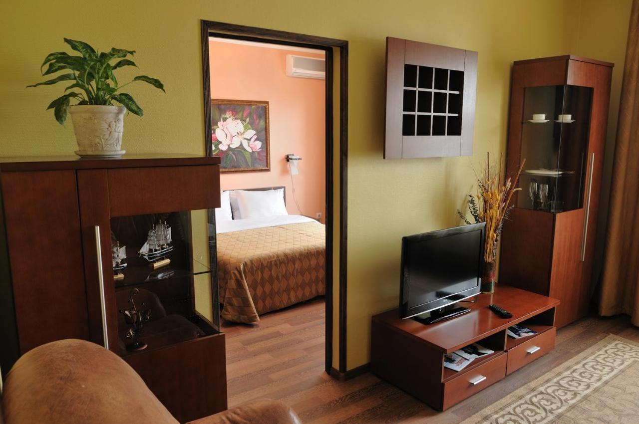 Melrose Hotel Rivne Bagian luar foto